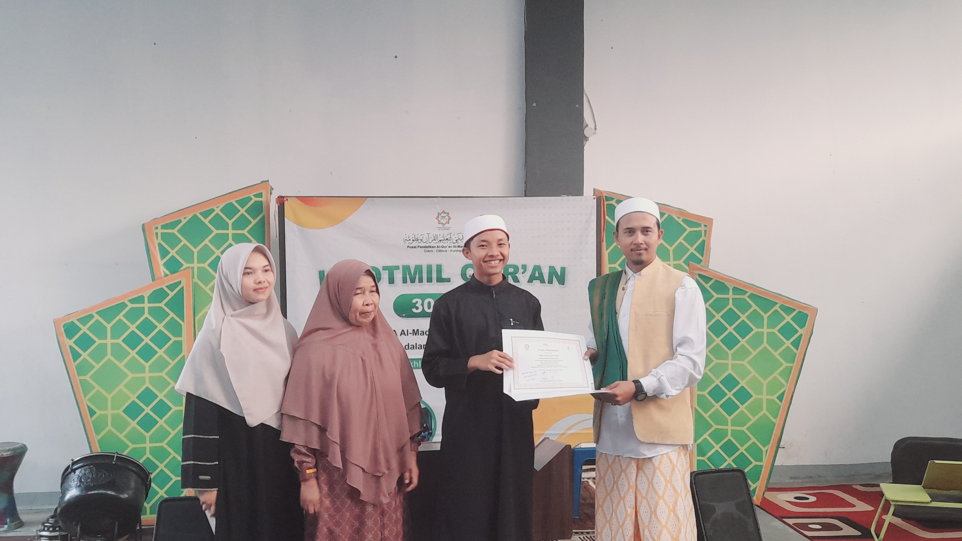“Faza Fauza Nur Ibad Khatam 30 Juz Al-Qur’an di Ponpes Phin Nuur Madany Cilimus”